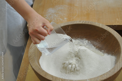 I'm making soba by adding water to the soba flour.