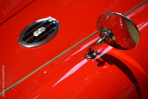 Sportlicher Rückspiegel und Außenspiegel in Chrom eines britischen Roadster und Sportwagen Klassiker in Rot beim Oldtimertreffen im Lenkwerk in Bielefeld in Ostwestfalen-Lippe
