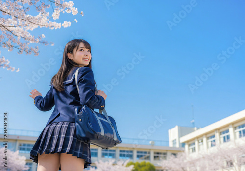 桜咲く学校と女子高生