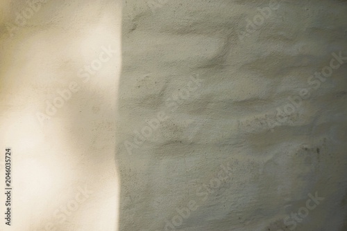 Abstraktes Motiv mit zwei alten beige-grauen backsteinwänden mit Licht als Hintergrund