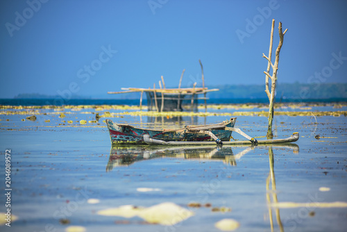 Photography The canard of the fisherman leaned when the sea water was off