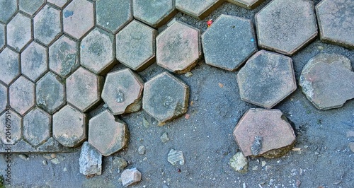 Foto several hexagonal paving blocks that have come loose