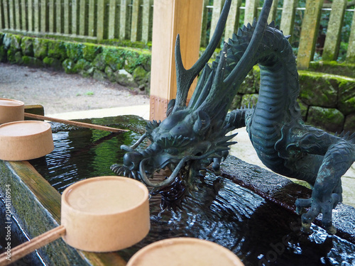 Cuadro en lienzo Dragon Water Fountain at Traditional Japanese Shinto Shrine