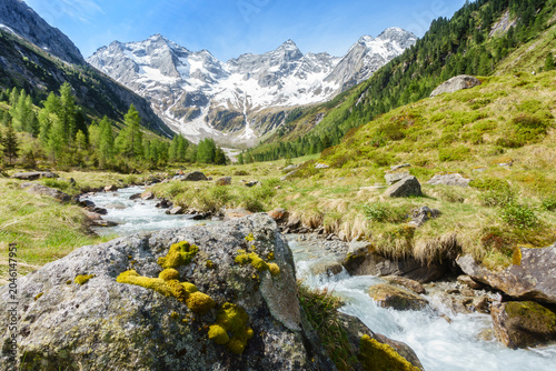 Fotografia Panorama einer wunderschönen idyllischen Berglandschaft in den Alpen von Österre
