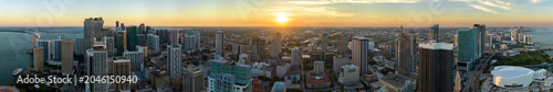 Foto View from above of concrete and glass skyscraper buildings in downtown district of Miami Brickell in Florida, USA at sunset