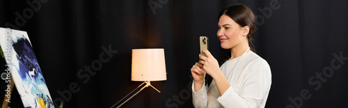 Fotografie Capturing joy in creativity at home, a beautiful young woman in a calm setting