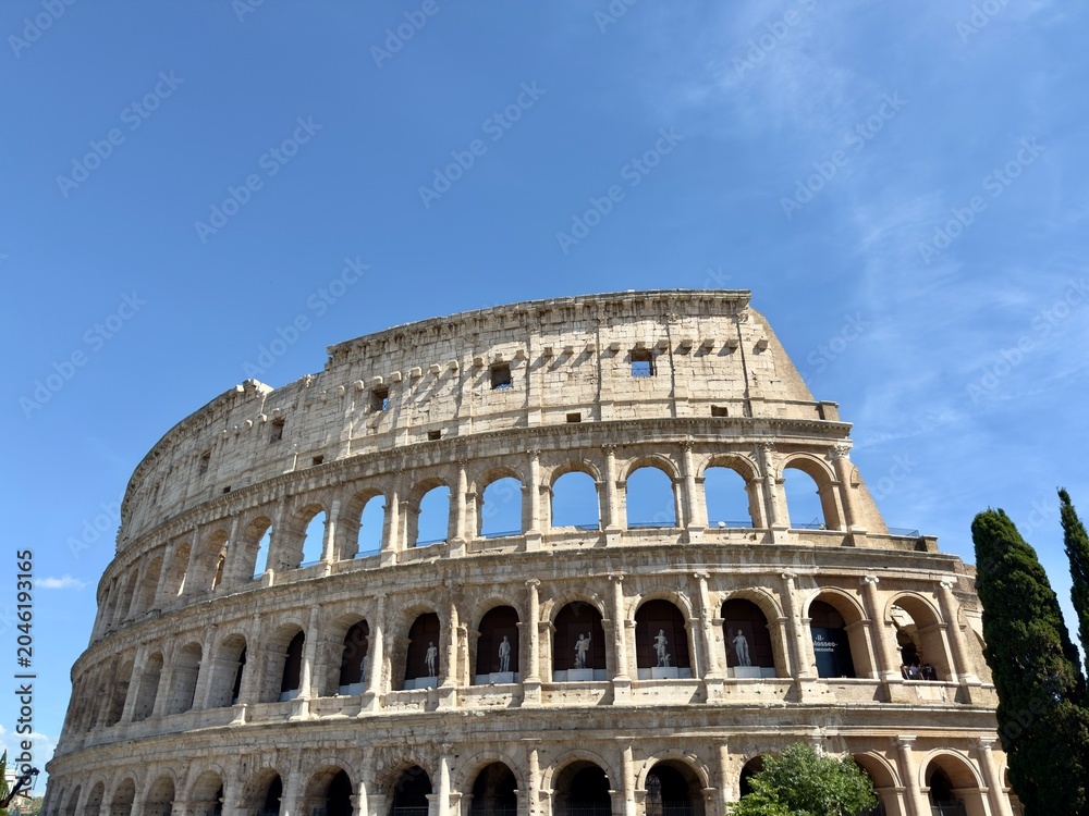 Obraz premium The historic Colosseum amphitheater on a bright sunny day in Rome, Italy