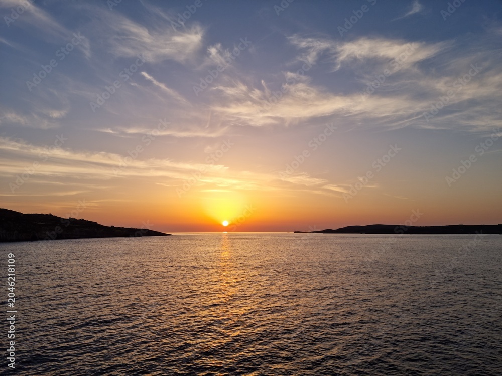 Obraz premium Sunrise over the islands betwen Gozo and Malta
