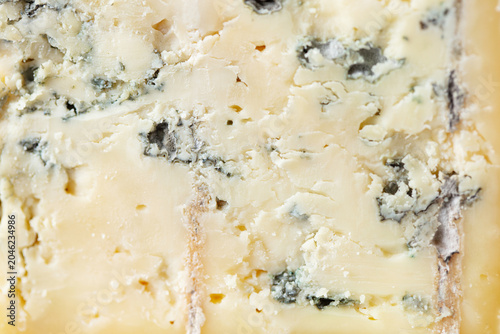 Foto Blue cheese texture showing mold veins and organic patterns of dairy product
