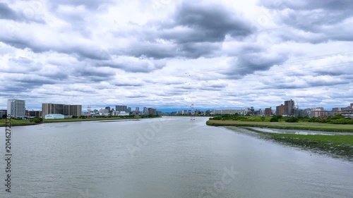 大師橋から望む増水した多摩川と川崎周辺の風景