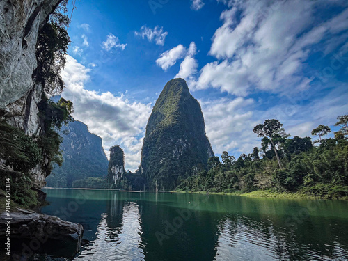 Fotografia Emerald waters and towering karst formations in Khao Sok National Park