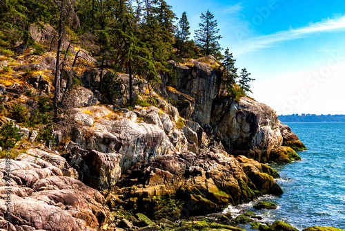 Foto rocky cliffs on the Pacific shoreline