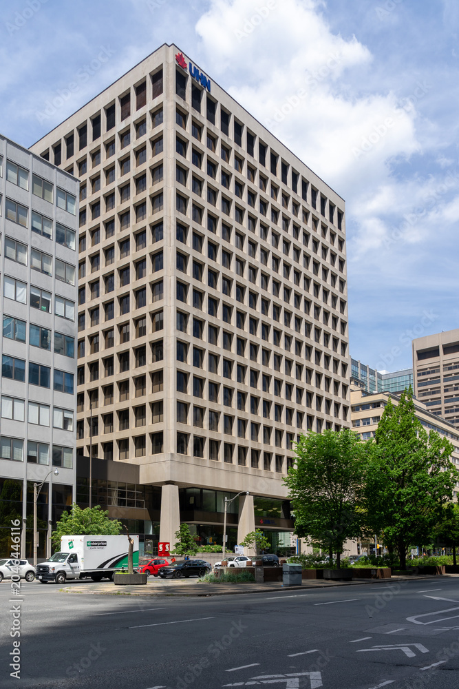 Naklejka premium Toronto, Ontario, Canada - June 2, 2026: The building of the Princess Margaret Cancer Centre, part of the University Health Network (UHN) on University Avenue in Toronto, Ontario, Canada. UHN is reco