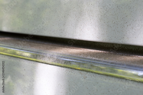 Foto The surface of the car is covered in fine sand, especially on the horizontal surfaces