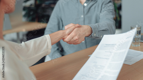 Foto Focused Black Female Manager And Caucasian Male Employee Shaking Hands During Business Meeting At Office, Discussing Collaboration And Professional Growth