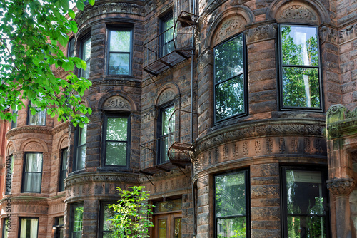 Canvastavla Historic brownstone building facade with ornate stone carvings and bay windows i