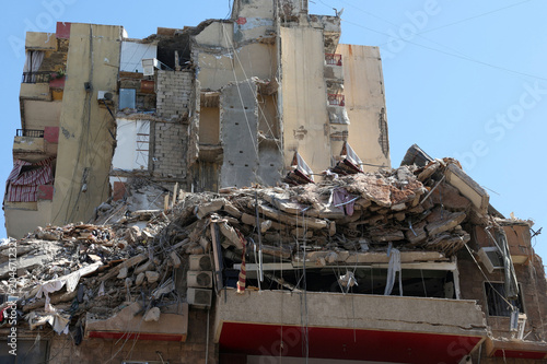 Konstfotografi Rescuers and emergency workers operate at the site of a devastating Israeli airs