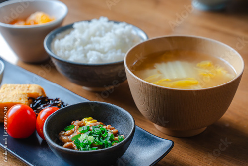 Quadro su tela ご飯と味噌汁、納豆が並ぶ日本の伝統的な朝食のクローズアップ写真。和食の紹介やフードメニュー用