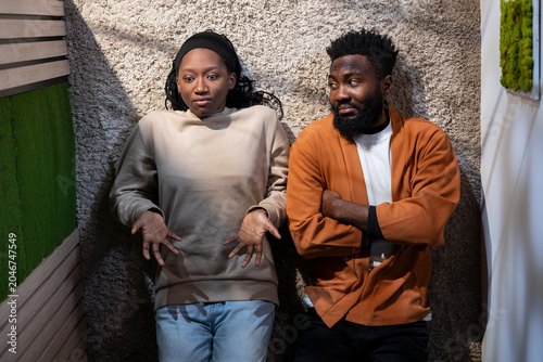 Foto Top down of African American couple fighting in a hallway at home, engaged in a loud domestic quarrel, Man and woman look enraged, frustrated and unhappy, showing relationship conflict