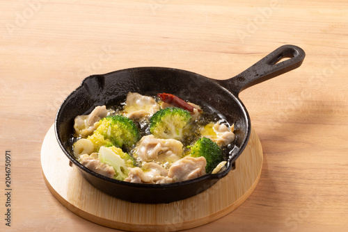 鶏はらみ　アヒージョ