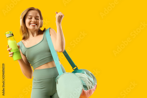 Sporty young woman with pro...