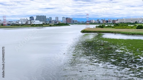 大師橋から望む増水した多摩川と川崎周辺の風景