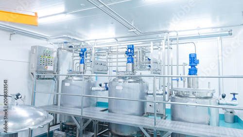 Foto Modern stainless steel processing tanks automated mixing system inside hygienic food manufacturing facility industrial production equipment safe quality control efficient large scale operations