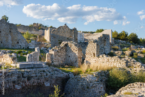 Quadro em tela Ancient stone ruins of an old archaeological site under a blue summer