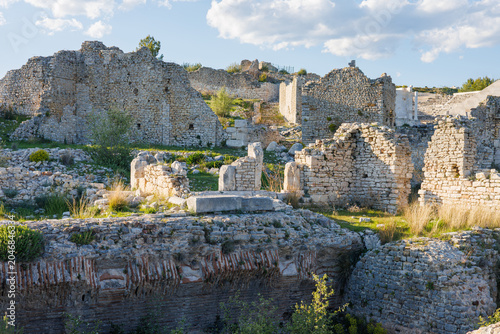 Foto Ancient stone ruins of a historical archaeological site at sunset
