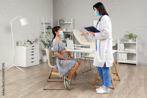 Pregnant Asian woman in med...