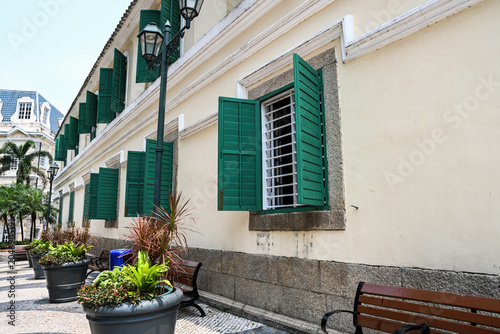 Fotografi Beautiful Sir Robert Ho Tung Library colonial yellow building facade with green
