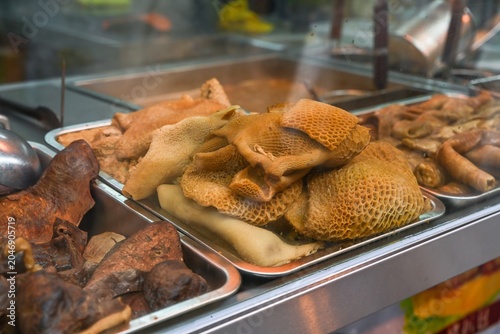 Foto Traditional Cantonese stewed beef offal with honeycomb tripe at local street foo