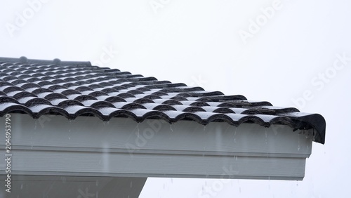 Foto A violent rainstorm beats against the tiles, revealing the challenges of global warming, home safety, the importance of maintenance, risk of leaks, and innovations in weatherproof home technology