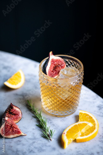 Foto Refreshing Beverage With Fig and Citrus on a Stylish Marble Table in a Cozy Sett