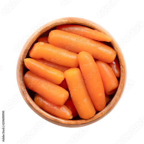 Schilderij op canvas Whole baby carrots, conserved in water, in a wooden bowl