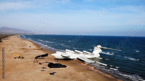 Cuadro en lienzo Heavy Equipment Clears And Recovers Shoreline