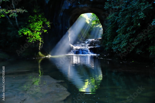 千葉県君津市の清水渓流広場、光がハート形に差し込む幻想的な濃溝の滝・亀岩の洞窟。SNSで話題のハッピーなパワースポット。