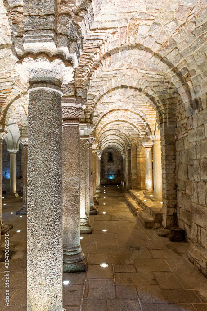 Obraz premium Crypt with stone pillars and a vaulted ceiling
