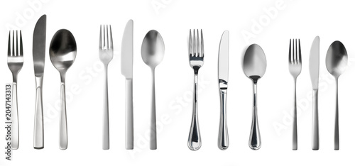Foto Polished stainless steel cutlery set, including spoons, knives, and forks