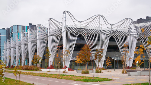 Foto modern architectural marvel featuring dynamic metal structures and urban landscape