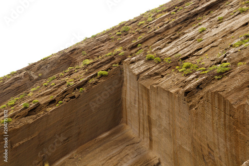 Foto Dramatic Volcanic Rock Formations in Abandoned  Quarry Cueva Herrera in Galdar,