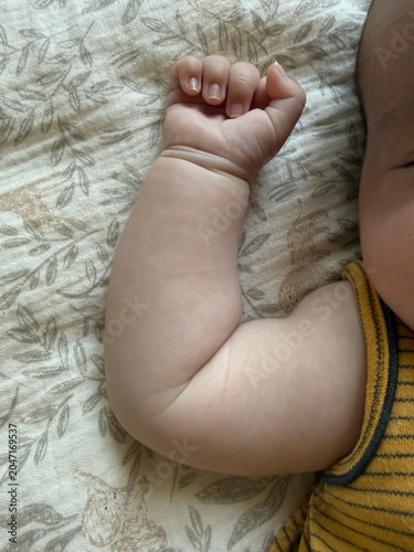 Bras de bébé potelé avec bourrelets en gros plan
