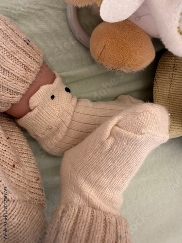 Photos pieds de bébé en chaussettes beiges