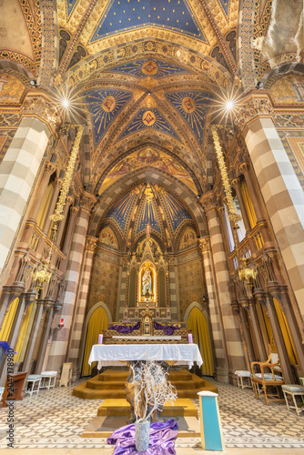 Obraz na plátně BERGAMO, ITALY - MARCH 18, 2026:  The presbytery of neo gothic  church Oratorio