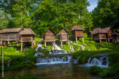 Cuadro en lienzo Scenic view of historical Mlincici wooden watermills on Pliva River in Jajce Bos