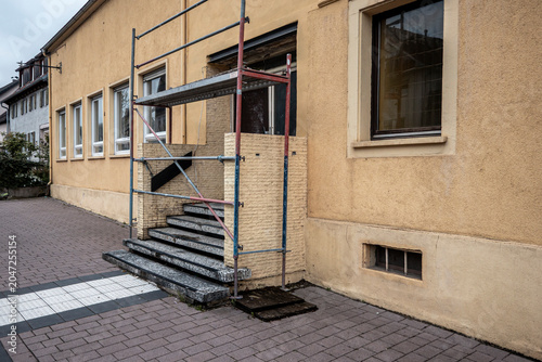 Gerüst an einer Treppe zur Renovierung.