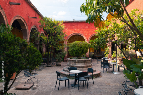 Foto Red arches frame a tranquil courtyard