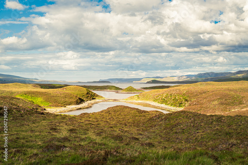 Paysage des Highlands le long de la route NC 500 près de l'île de Skye sous le soleil, Ecosse