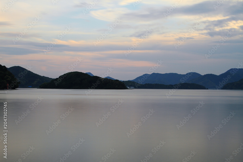 Fototapeta premium 雲の隙間から見える海