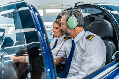 Foto Experienced pilot mentoring young student during flight training